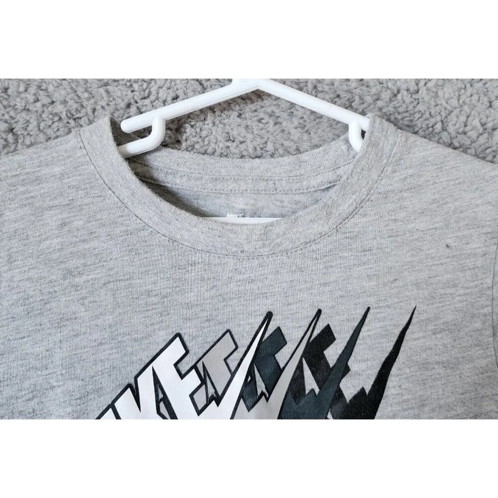 The Nike Tee Athletic Cut Gray Swoosh Logo‎ Boys T Shirt Youth Size Medium